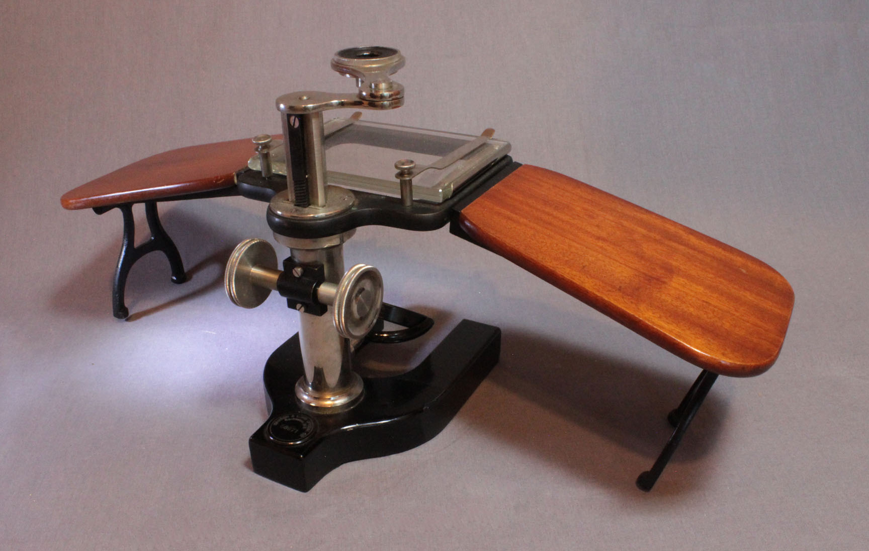 W Dissecting microscope