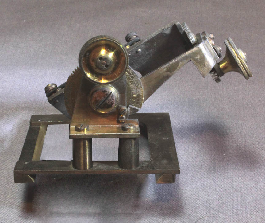 Goniometer on microscope