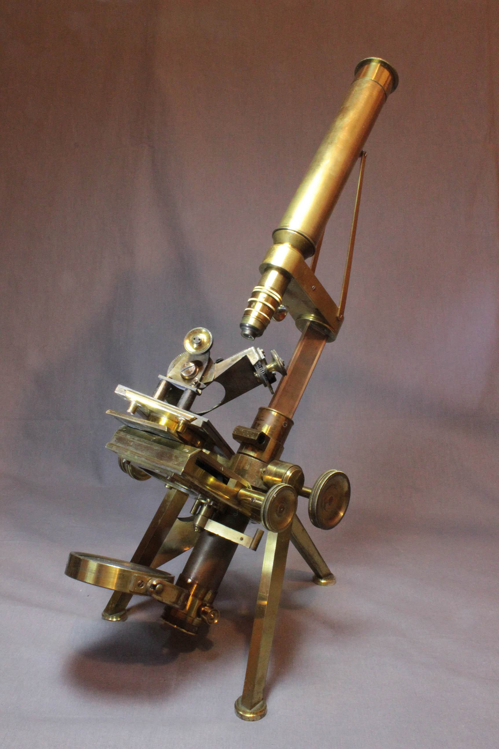 Goniometer on microscope