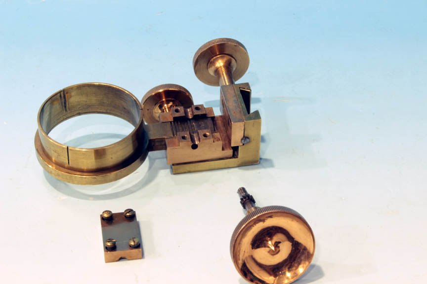 forward-backward rack and pinion