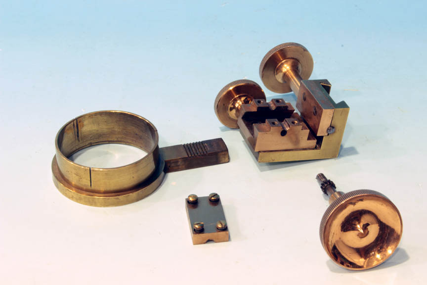 forward-backward rack and pinion